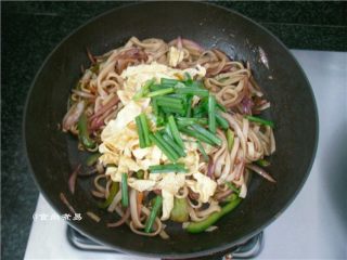 11、蛋皮蔬菜炒河粉,撒下葱段
