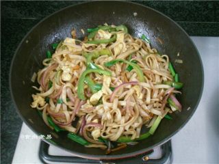 12、蛋皮蔬菜炒河粉,直接端起锅抛均匀食材即可