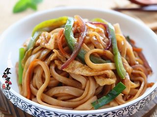 13、蛋皮蔬菜炒河粉,不要用锅铲翻炒河粉，会断、易碎