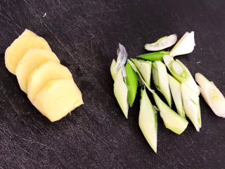 1、高汤娃娃菜,大葱切成小段，鲜姜削皮后切成小片