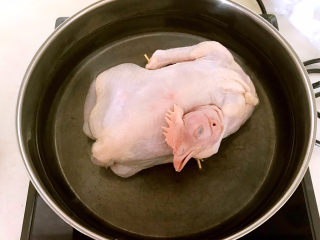 2、高汤娃娃菜,三黄鸡清洗干净，冷水下锅