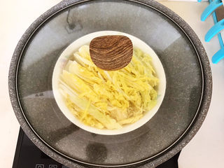 13、高汤娃娃菜,把菜碗放入蒸锅，大火烧开后蒸10分钟