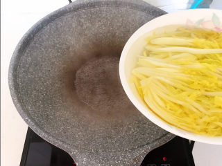 14、高汤娃娃菜,把蒸好的娃娃菜里面的汤汁倒入锅中