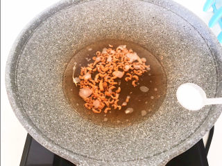 15、高汤娃娃菜,加入干虾仁煮5分钟，加入精盐调味