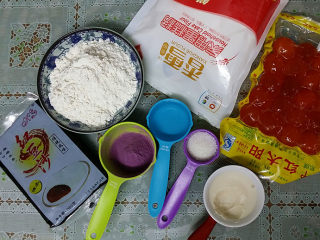 1、双色蛋黄酥,备好食材