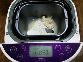 2、双色蛋黄酥,将油皮材料放入面包机开始和面