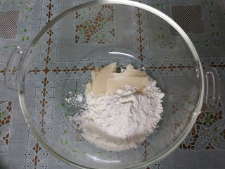 3、双色蛋黄酥,将油酥材料：猪油15克和低筋面粉30克放入碗中