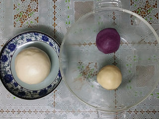 5、双色蛋黄酥,将和好的油皮、油酥盖膜静置1小时左右（天热放冰箱冷藏、大冬天直接室温）