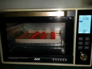 6、双色蛋黄酥,此时：将配好的鸭蛋黄在白酒中滚一圈、入烤箱中层：150度上下火、烤8分钟取出晾凉