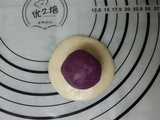 10、双色蛋黄酥,取一份油皮面团压扁、放入一份紫色油酥