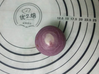 18、双色蛋黄酥,包严捏紧、收口朝下，这样一个紫色蛋黄酥就做好了