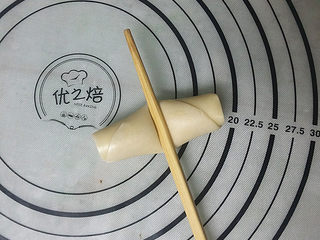 19、双色蛋黄酥,此时来做原味蛋黄酥：取原味面卷用根筷子在收口中间摁一下后对折