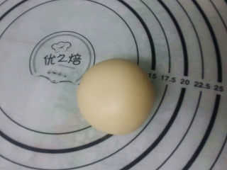 21、双色蛋黄酥,捏紧包严收口朝下，原味蛋黄酥也做好了