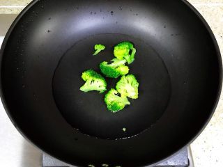 4、韩国辣酱炒年糕,西兰花水焯一下