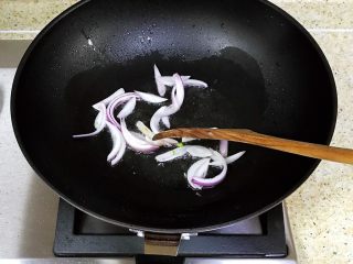 5、韩国辣酱炒年糕,锅内倒入适量橄榄油，洋葱下入锅内炒香