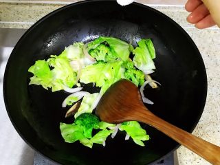 8、韩国辣酱炒年糕,加适量盐翻炒均匀