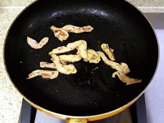 11、韩国辣酱炒年糕,另取平底锅，倒入适量的橄榄油，将鸡胸肉炒至变色，盛出备用