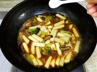 12、韩国辣酱炒年糕,将年糕倒入锅中，再加适量的糖调味