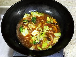 10、韩国辣酱炒年糕,加入适量的清水稍煮片刻