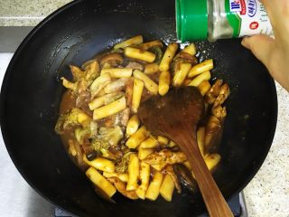 14、韩国辣酱炒年糕,收汁到差不多，加入适量的胡椒粉，翻炒均匀即可出锅