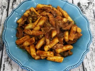 15、韩国辣酱炒年糕,装盘出锅