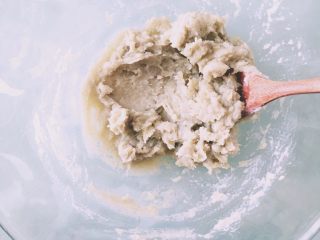 2、【网上厨房独家】抹茶番薯酥饼,番薯洗净后用铝箔纸包裹放到烤盘上以180度烘烤约30min，用牙签戳番薯，可以轻松穿透即可出炉，趁热剥皮过筛取出250g备用。