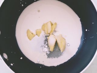 3、【网上厨房独家】抹茶番薯酥饼,奶锅中放入细砂糖、牛奶、淡奶油、黄油。