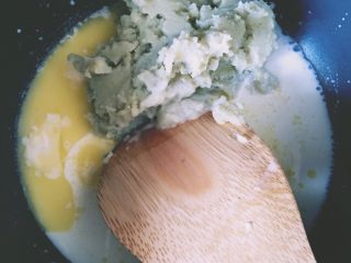 4、【网上厨房独家】抹茶番薯酥饼,再过了筛的薯泥，中火加热，搅拌均匀