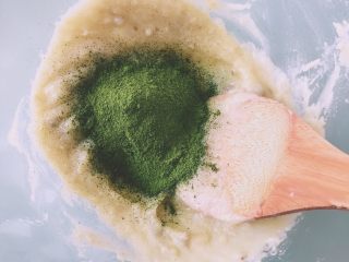 6、【网上厨房独家】抹茶番薯酥饼,面糊加入抹茶粉