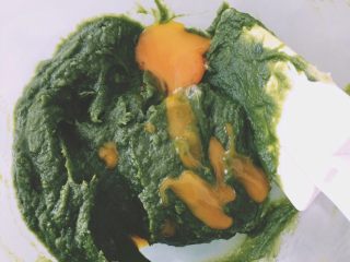 8、【网上厨房独家】抹茶番薯酥饼,再加入一枚蛋黄仔细搅拌