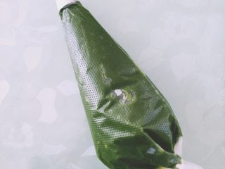 9、【网上厨房独家】抹茶番薯酥饼,面糊加入裱花袋里备用，原方用的是星形花嘴，我的是八齿花嘴。