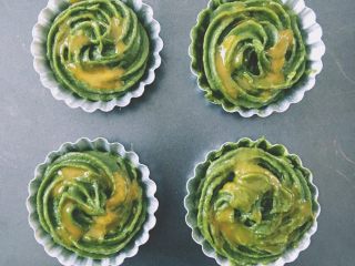 11、【网上厨房独家】抹茶番薯酥饼,表面刷上蛋黄液以增加光泽