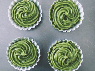 10、【网上厨房独家】抹茶番薯酥饼,挤入模具中，我用的这种其实一般，最好的防粘的，或者可以考虑用麦芬托盘的那种纸杯，估计效果更好