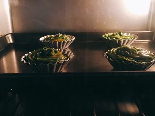 12、【网上厨房独家】抹茶番薯酥饼,烤箱180度预热，烤约15-25min，表面呈现金黄色即可，晾凉即可。