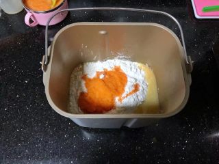 1、中种胡萝卜吐司,把中种的材料放入面包机中。