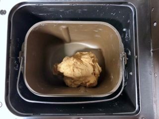 2、中种胡萝卜吐司,启动面包机的揉面程序揉成面团。