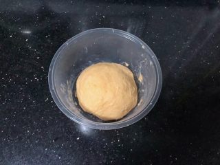 3、中种胡萝卜吐司,放入保鲜碗中放入冰箱冷藏发酵。