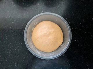 4、中种胡萝卜吐司,发酵至2-2.5倍大,内部组织呈拉丝的蜂窝状取出。