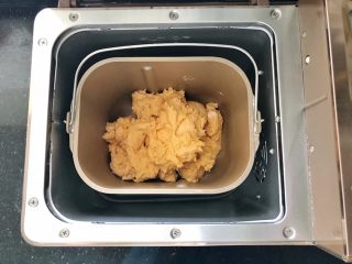 5、中种胡萝卜吐司,种面团撕成小块和主面团里除黄油和盐以外的所有材料一起放入面包机中启动揉面程序。