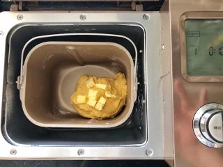 6、中种胡萝卜吐司,待揉成团后加入黄油和盐。