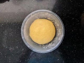 8、中种胡萝卜吐司,放入保鲜碗中25-28度发酵。