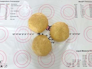 10、中种胡萝卜吐司,将面团分成三等份揉圆盖上保鲜膜松弛10分钟。