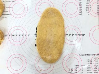 11、中种胡萝卜吐司,擀成牛舌状。