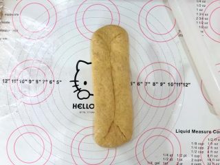 12、中种胡萝卜吐司,两边向中间折叠。