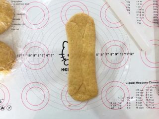 13、中种胡萝卜吐司,稍微擀长点。