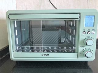 17、中种胡萝卜吐司,烤箱预热至150度,放入吐司盒烘烤40分钟后取出。