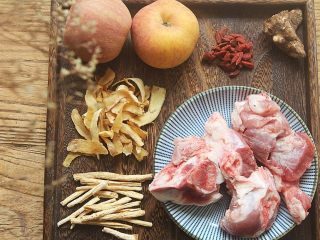 1、滋阴润燥的沙参玉竹苹果猪骨汤,准备好材料。