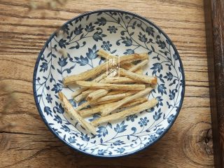 2、滋阴润燥的沙参玉竹苹果猪骨汤,沙参提前用水浸泡一下；