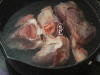 4、滋阴润燥的沙参玉竹苹果猪骨汤,猪骨放到锅里加清水大火煮开1、2分钟。