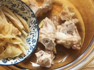 6、滋阴润燥的沙参玉竹苹果猪骨汤,加入沙参和玉竹；